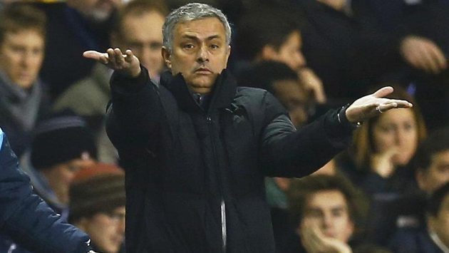 Kouč Chelsea José Mourinho rozhazuje rukama během utkání s Tottenhamem. Kouč Chelsea José Mourinho rozhazuje rukama během utkání s Tottenhamem.