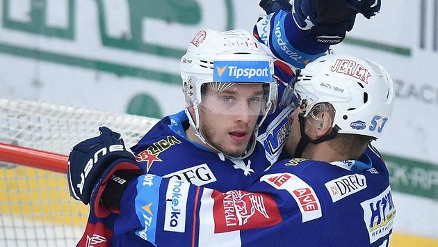 Marcel Hačšák (vlevo) a Vojtěch Němec z Brna se radují z gólu na ledě Mladé Boleslavi. Marcel Hačšák (vlevo) a Vojtěch Němec z Brna se radují z gólu na ledě Mladé Boleslavi.