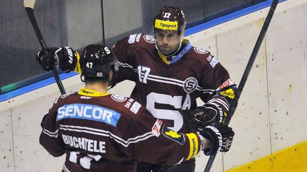 Útočníci Sparty Jaroslav Hlinka (vpravo) a Jan Buchtele se radují z gólu. Útočníci Sparty Jaroslav Hlinka (vpravo) a Jan Buchtele se radují z gólu.