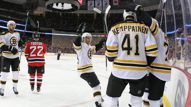 Hokejisté Bostonu slaví gól do sítě New Jersey Devils v zápase NHL. Hokejisté Bostonu slaví gól do sítě New Jersey Devils v zápase NHL.