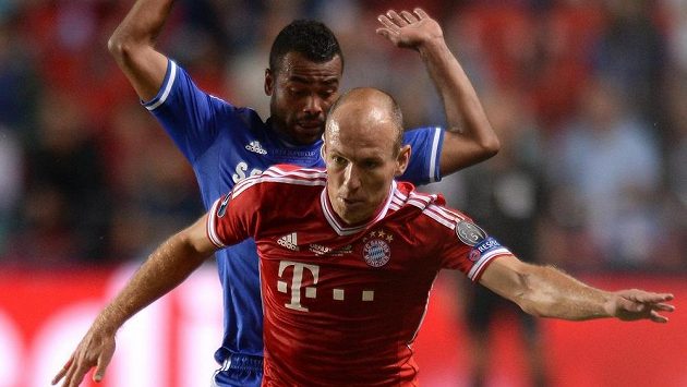Arjen Robben z Bayernu (vpředu) a Ashley Cole z Chelsea. Arjen Robben z Bayernu (vpředu) a Ashley Cole z Chelsea.