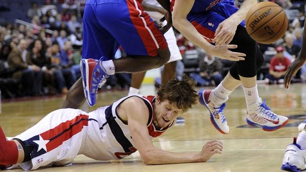 Jan Veselý po pádu v utkání s Detroit Pistons. Jan Veselý po pádu v utkání s Detroit Pistons.