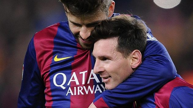 Obránce Barcelony Gerard Pique a útočník Lionel Messi se na ilustračním snímku radují z výhry 2:1 v ostře sledovaném derby nad Realem Madrid. Obránce Barcelony Gerard Pique a útočník Lionel Messi se na ilustračním snímku radují z výhry 2:1 v ostře sledovaném derby nad Realem Madrid.