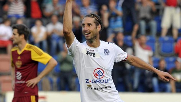 Útočník Slovácka Libor Došek oslavuje hattrick v utkání proti Dukle. Útočník Slovácka Libor Došek oslavuje hattrick v utkání proti Dukle.