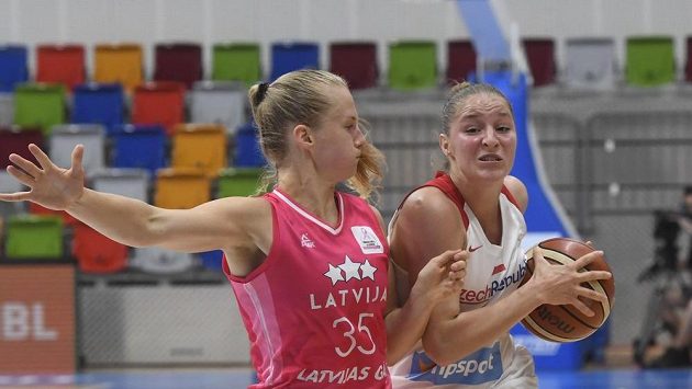 Kate Kreslinaová z Lotyšska a Karolína Elhotová z ČR během přípravného turnaje basketbalistek v Praze. Kate Kreslinaová z Lotyšska a Karolína Elhotová z ČR během přípravného turnaje basketbalistek v Praze.