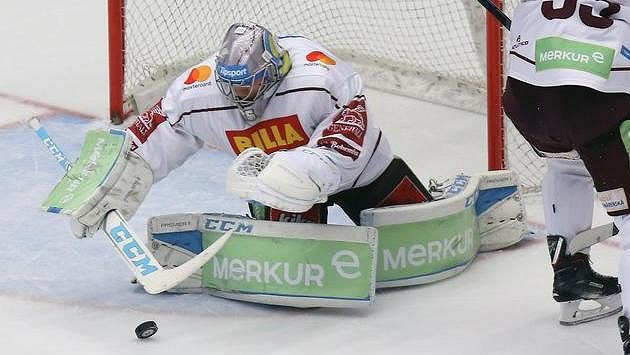 Brankář Sparty Jakub Sedláček zasahuje na ledě Třince. Brankář Sparty Jakub Sedláček zasahuje na ledě Třince.