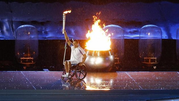 Brazilský plavec Clodoaldo da Silva po zažehnutí ohně při zahájení paralympiády v Riu. Brazilský plavec Clodoaldo da Silva po zažehnutí ohně při zahájení paralympiády v Riu.