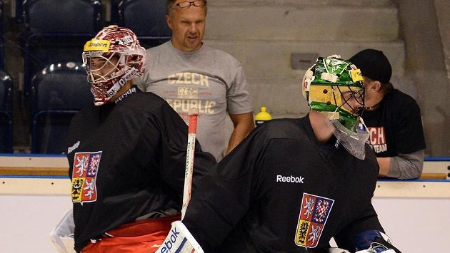 Brankáři Jakub Kovář (vlevo) a Alexander Salák. Brankáři Jakub Kovář (vlevo) a Alexander Salák.