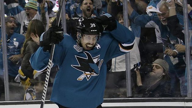 Jediná dílčí radost San Jose Sharks v šestém finále Stanley Cupu. Logan Couture právě snížil na 1:1. Jediná dílčí radost San Jose Sharks v šestém finále Stanley Cupu. Logan Couture právě snížil na 1:1.