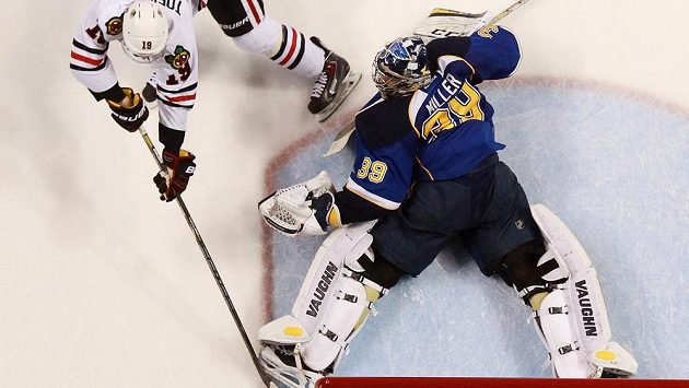 Jonathan Toews z Chicaga překonává Ryana Millera a dává tak jednu z branek Chicaga v sérii se St. Louis. Jonathan Toews z Chicaga překonává Ryana Millera a dává tak jednu z branek Chicaga v sérii se St. Louis.