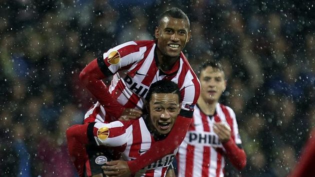 Fotbalista PSV Eindhoven Luciano Narsingh (nahoře) slaví se spoluhráčem Memphisem Depayem gól proti Estorilu. Fotbalista PSV Eindhoven Luciano Narsingh (nahoře) slaví se spoluhráčem Memphisem Depayem gól proti Estorilu.