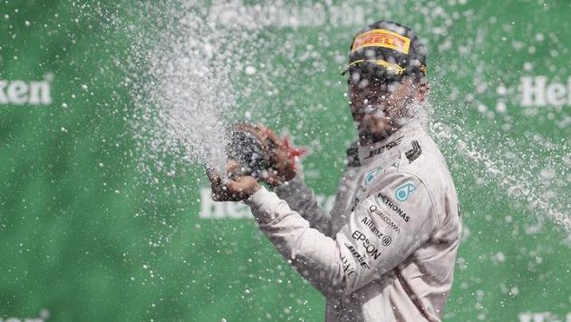 Lewis Hamilton slaví, vyhrál Velkou cenu Mexika. Lewis Hamilton slaví, vyhrál Velkou cenu Mexika.