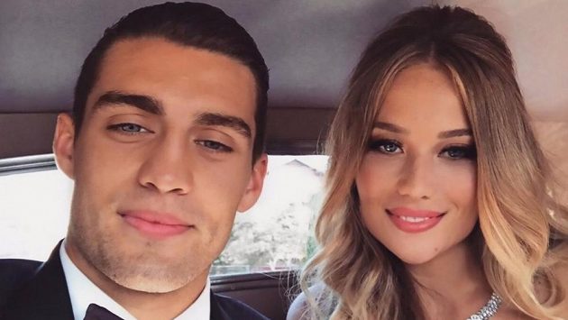 Hvězdička Realu Madrid Mateo Kovačič si neumí ani líbánky představit bez míče. Svou manželku pak na luxusní jachtě podrobil fotbalista netradiční zkoušce, kdy ji dostal i na kolena. Hvězdička Realu Madrid Mateo Kovačič si neumí ani líbánky představit bez míče. Svou manželku pak na luxusní jachtě podrobil fotbalista netradiční zkoušce, kdy ji dostal i na kolena.