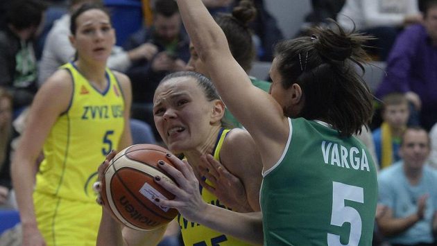 Basketbalistka USK Anete Šteinbergaová (s míčem) a Zsofia Vargaová z Györu (vpravo) v zápase 8. kola Evropské ligy. Basketbalistka USK Anete Šteinbergaová (s míčem) a Zsofia Vargaová z Györu (vpravo) v zápase 8. kola Evropské ligy.