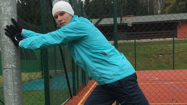 Pavel Maslák se protahuje na soustředění v Harrachově. Pavel Maslák se protahuje na soustředění v Harrachově.