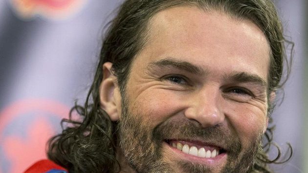 Jaromír Jágr v dresu Calgary po podpisu smlouvy odpovídá na dotazy novinářů. Jaromír Jágr v dresu Calgary po podpisu smlouvy odpovídá na dotazy novinářů.