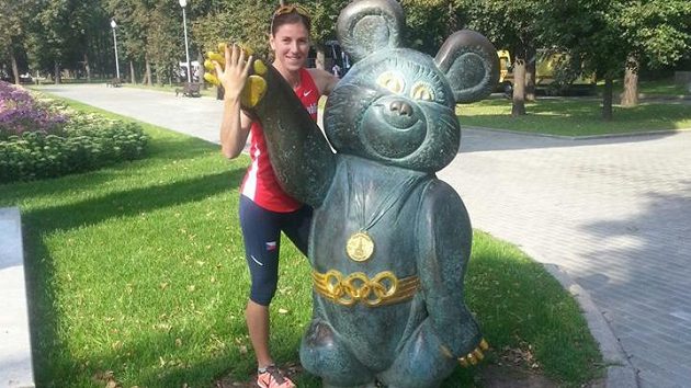 Zuzana Hejnová s maskotem moskevské olympiády medvědem Míšou. Zuzana Hejnová s maskotem moskevské olympiády medvědem Míšou.