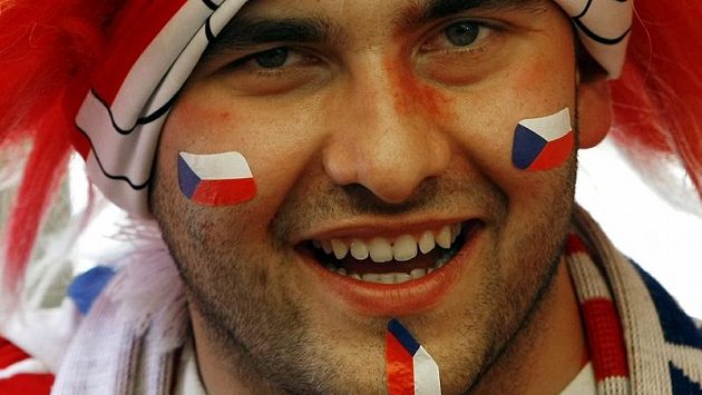 Čeští fanoušci fotbalistům ve Vratislavi poděkovali za předváděné výkony. Čeští fanoušci fotbalistům ve Vratislavi poděkovali za předváděné výkony.