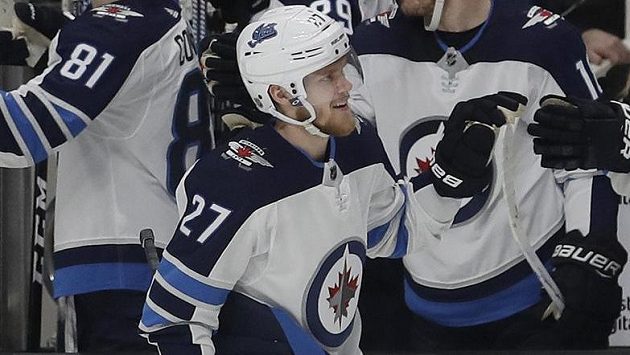 Nikolaj Ehlers z Winnipegu oslavuje jeden ze svých tří gólů proti San Jose. Nikolaj Ehlers z Winnipegu oslavuje jeden ze svých tří gólů proti San Jose.