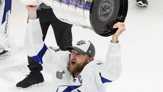 Kapitán Tampy Bay Steven Stamkos (91) se Stanley Cupem. Kapitán Tampy Bay Steven Stamkos (91) se Stanley Cupem.