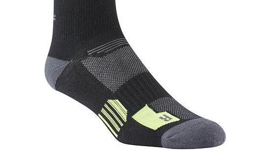 REEBOK RUNNING REFLECTIVE CREW SOCK: Ponožka pro noční běžce. REEBOK RUNNING REFLECTIVE CREW SOCK: Ponožka pro noční běžce.