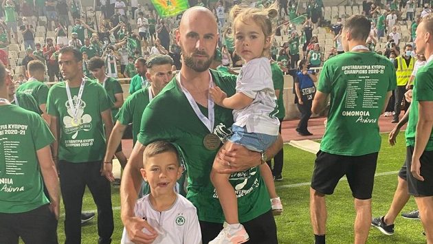 Jan Lecjaks se synem Matyášem a dcerou Bellou při oslavě mistrovského titulu Omonie. Jan Lecjaks se synem Matyášem a dcerou Bellou při oslavě mistrovského titulu Omonie.