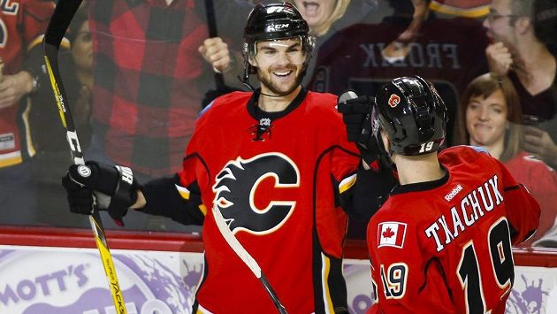 Útočník Michael Frolík (vlevo) byl jediným českým střelcem v úterních duelech NHL. Útočník Michael Frolík (vlevo) byl jediným českým střelcem v úterních duelech NHL.