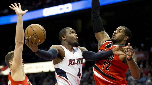 Paul Millsap (4) z týmu Atlanty vyskakuje ke koši. Brání ho Aldridge (12). Paul Millsap (4) z týmu Atlanty vyskakuje ke koši. Brání ho Aldridge (12).