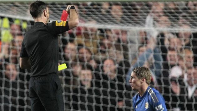 Rozhodčí Mark Clattenburg vytahuje červenou kartu pro útočníka Chelsea Fernanda Torrese (vpravo). Rozhodčí Mark Clattenburg vytahuje červenou kartu pro útočníka Chelsea Fernanda Torrese (vpravo).