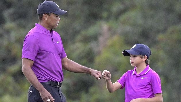 Tiger Woods se svým synem Charliem na turnaji v Orlandu. Tiger Woods se svým synem Charliem na turnaji v Orlandu.