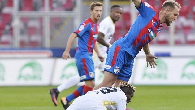 Plzeňský kapitán Daniel Kolář padá po souboji s Ubongem Ekpaiem ze Zlína. Plzeňský kapitán Daniel Kolář padá po souboji s Ubongem Ekpaiem ze Zlína.