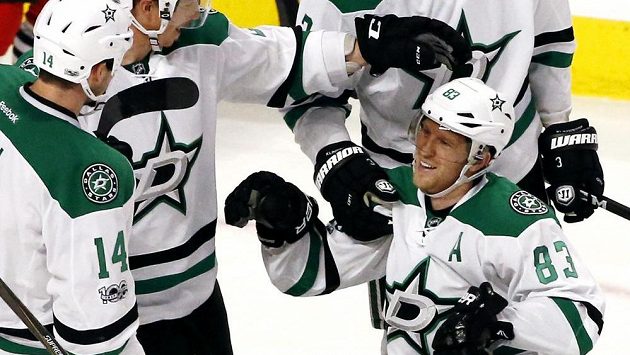 Útočník Dallasu Stars Aleš Hemský (83) oslavuje se spoluhráči svůj gól do sítě Chicaga Blackhawks v utkání NHL. Útočník Dallasu Stars Aleš Hemský (83) oslavuje se spoluhráči svůj gól do sítě Chicaga Blackhawks v utkání NHL.