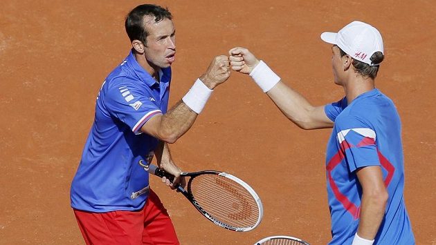 Radek Štěpánek (vlevo) s Tomášem Berdychem v semifinálovém duelu s Francií. Radek Štěpánek (vlevo) s Tomášem Berdychem v semifinálovém duelu s Francií.