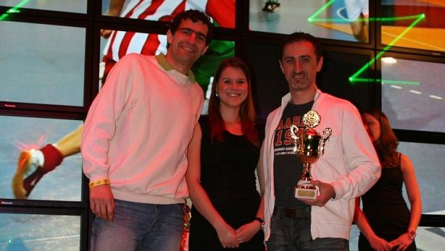Letošním absolutní král střelců PRE Golden Tour Praha Jiří Žalud (vlevo) na galavečeru 2011 Letošním absolutní král střelců PRE Golden Tour Praha Jiří Žalud (vlevo) na galavečeru 2011