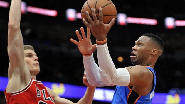 Basketbalista Oklahomy Russell Westbrook zakončuje přes Lauriho Markkanema z Chicaga. Basketbalista Oklahomy Russell Westbrook zakončuje přes Lauriho Markkanema z Chicaga.