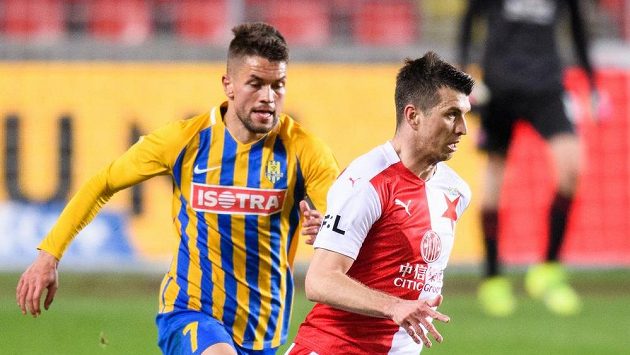Aleš Nešický v dresu Opavy v boji o míč s Ondřejem Kúdelou v zápase se Slavií Aleš Nešický v dresu Opavy v boji o míč s Ondřejem Kúdelou v zápase se Slavií