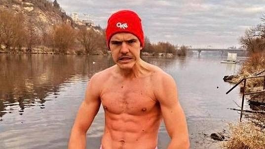 Obránce Ondřej Karafiát v netradiční roli. Obránce Ondřej Karafiát v netradiční roli.