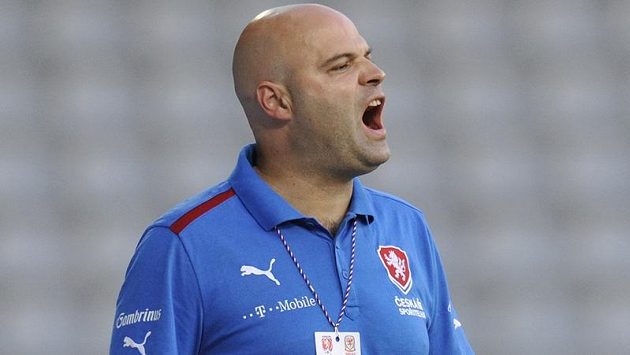 Trenér Jakub Dovalil hecuje své svěřence při utkání s Walesem. Trenér Jakub Dovalil hecuje své svěřence při utkání s Walesem.