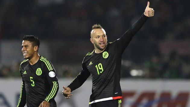 Mexický útočník Vicente Matías Vuoso a jeho spoluhráč Juan Carlos Medina (5) slaví vstřelený gól v utkání proti domácímu Chile. Mexický útočník Vicente Matías Vuoso a jeho spoluhráč Juan Carlos Medina (5) slaví vstřelený gól v utkání proti domácímu Chile.
