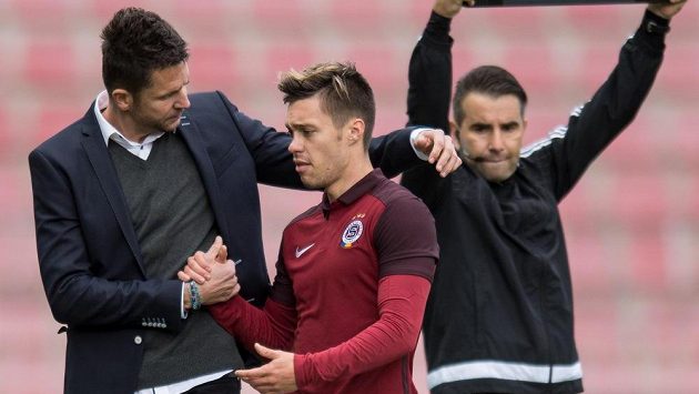 Trenér Sparty Praha David Holoubek a zraněný útočník Václav Kadlec. Trenér Sparty Praha David Holoubek a zraněný útočník Václav Kadlec.