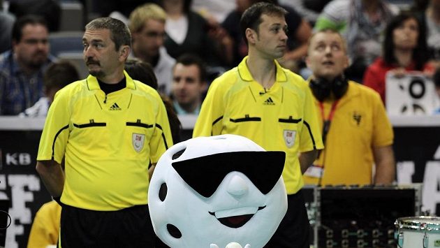 Jiří Janoušek (vlevo) a Petr Černý před florbalovým Superfinále. Jiří Janoušek (vlevo) a Petr Černý před florbalovým Superfinále.