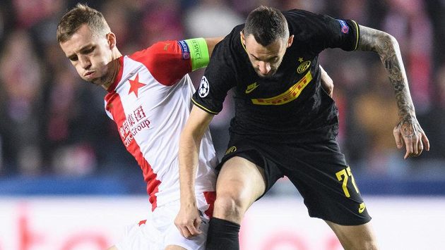 Tomáš Souček a a Marcelo Brozovič z Interu Milán během utkání základní skupiny Ligy mistrů. Tomáš Souček a a Marcelo Brozovič z Interu Milán během utkání základní skupiny Ligy mistrů.