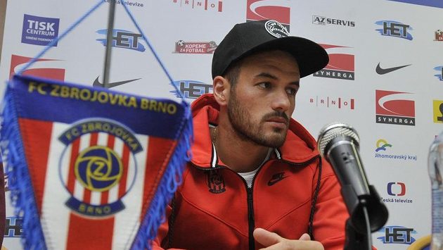 Záložník Zbrojovky Brno Roman Rafael Acosta (na snímku) z Uruguaye na tiskové konferenci před zahájením jarní části první ligy. Záložník Zbrojovky Brno Roman Rafael Acosta (na snímku) z Uruguaye na tiskové konferenci před zahájením jarní části první ligy.