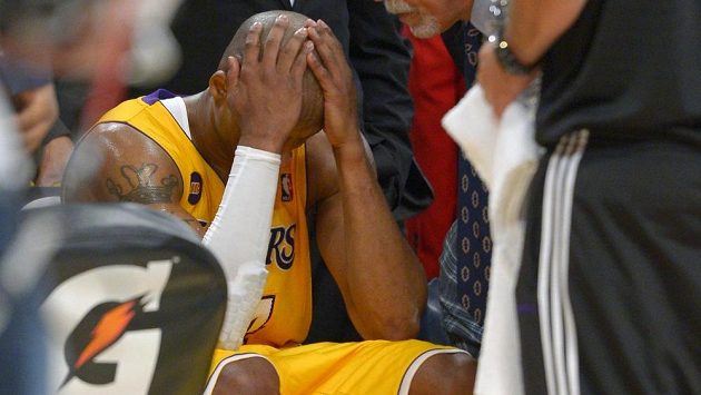 Kobeho Bryanta z LA Lakers čeká po operaci Achillovy šlachy dlouhá pauza. Kobeho Bryanta z LA Lakers čeká po operaci Achillovy šlachy dlouhá pauza.