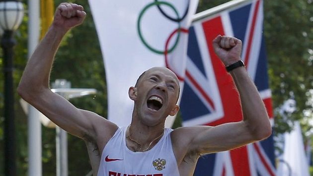 Rus Sergej Kirďapkin se raduje z vítězství v chodeckém maratónu. Rus Sergej Kirďapkin se raduje z vítězství v chodeckém maratónu.