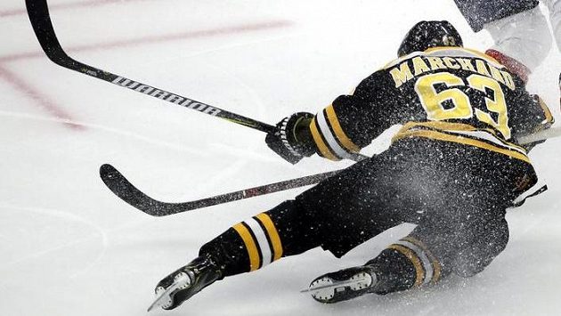 Útočník Bostonu Brad Marchand skončil v utkání s Washingtonem také na ledě. Larse Ellera si držel radši od těla. Útočník Bostonu Brad Marchand skončil v utkání s Washingtonem také na ledě. Larse Ellera si držel radši od těla.