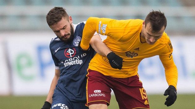 Tomáš Zajíc ze Slovácka (vlevo) a Lukáš Štětina z Dukly. Tomáš Zajíc ze Slovácka (vlevo) a Lukáš Štětina z Dukly.