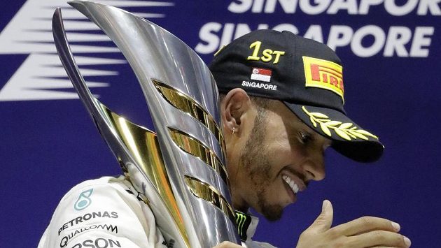Velkou cenu Singapuru formule 1 vyhrál Lewis Hamilton z Mercedesu a udělal velký krok k zisku čtvrtého titulu mistra světa. Velkou cenu Singapuru formule 1 vyhrál Lewis Hamilton z Mercedesu a udělal velký krok k zisku čtvrtého titulu mistra světa.