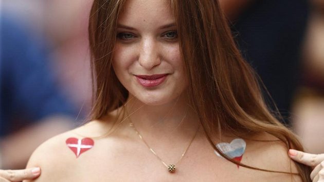 Fanynka, která moc dobře ví, jak přitáhnout pozornost... Fanynka, která moc dobře ví, jak přitáhnout pozornost...