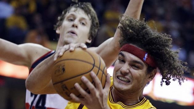 Podkošový souboj mezi Andersonem Varejaem z Clevelandu a Janem Veselým z Washingtonu Wizards. Podkošový souboj mezi Andersonem Varejaem z Clevelandu a Janem Veselým z Washingtonu Wizards.